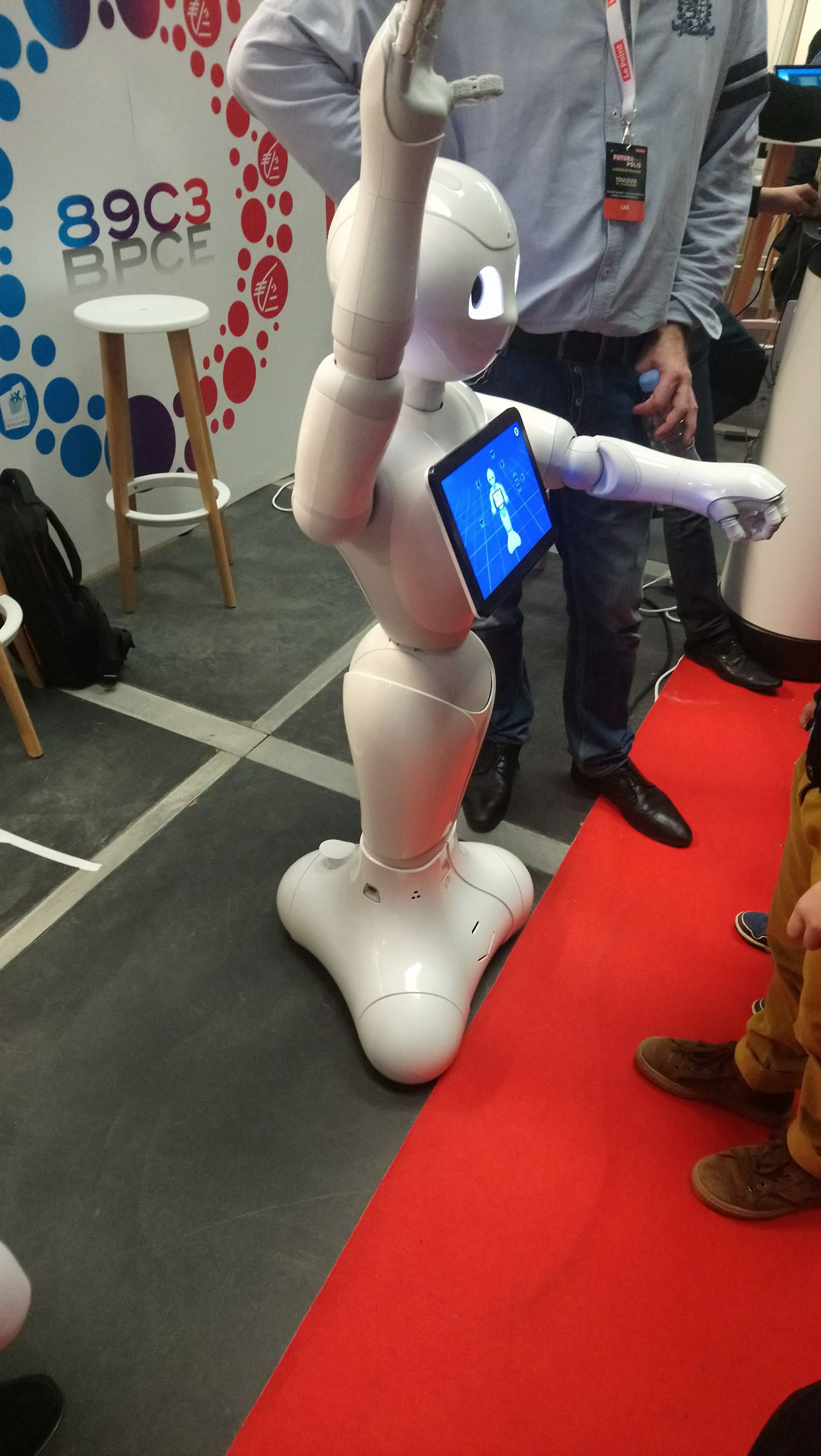 Un robot qui parle et qui bouge, des enfants fascinés - Le lab Futurapolis