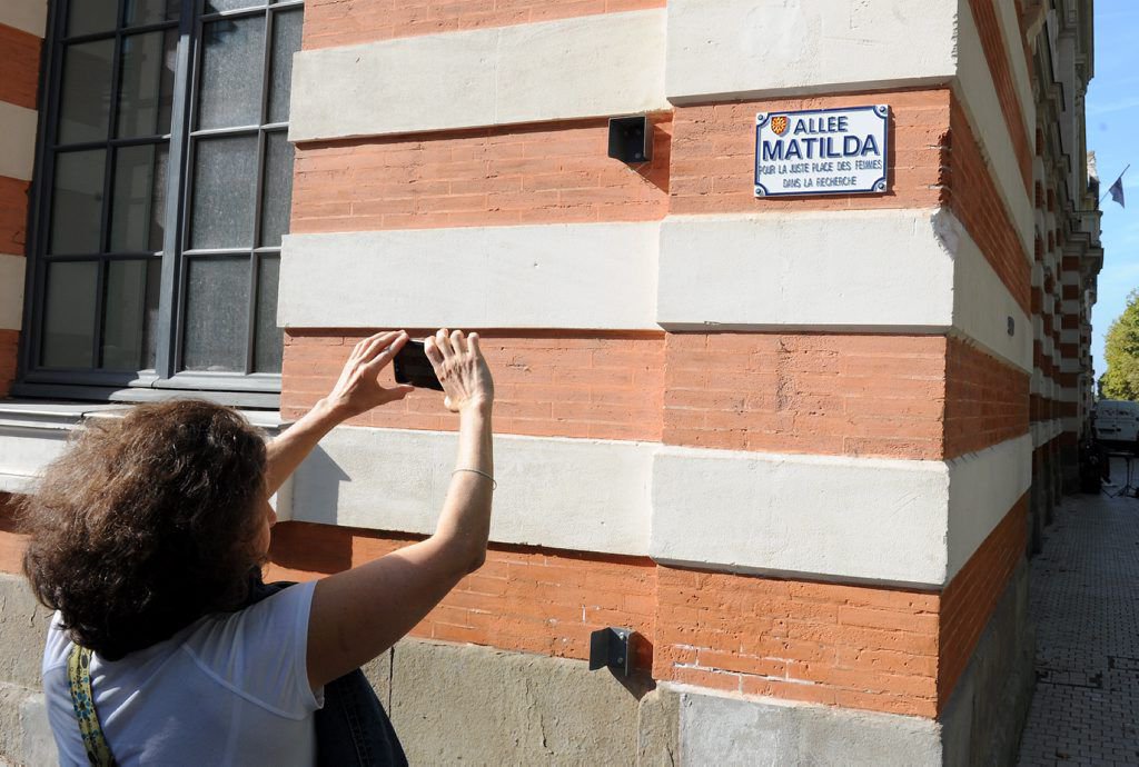 La nouvelle plaque de l’allée Matilda en référence à l’Effet Matilda, inaugurée ce 27 septembre 2019