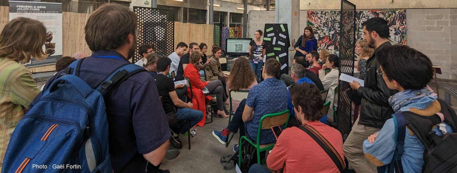 Photo prise pendant l'atelier, montrant les participants de deux, installés en arcs de cercle autour des animatrices.